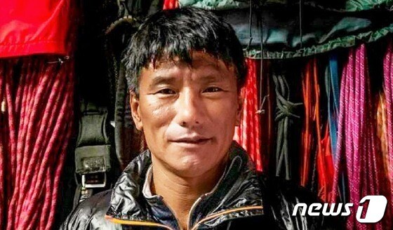 22일(현지시간) 네팔의 사누 셰르파가 8000m가 넘는 세계 14개 봉우리를 모두 두번씩 등정했다는 소식이 보도됐다.  트위터 제공© 뉴스1
