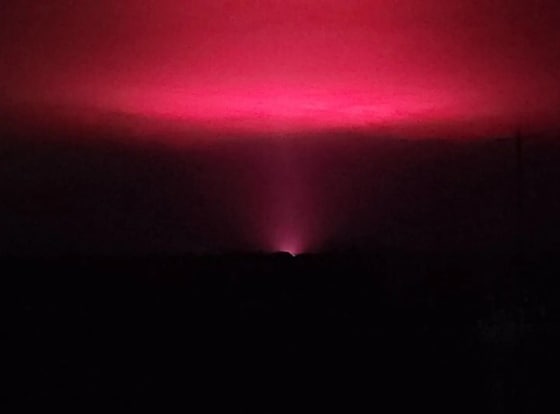 대마농장이 뿜어낸 붉은 빛이 하늘을 뒤덮었다. (인스타그램 갈무리) © 뉴스1