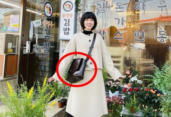 우영우가 착용한 가방과 가방에 달린 고래키링의 모습. (박은빈 인스타그램 갈무리) © 뉴스1