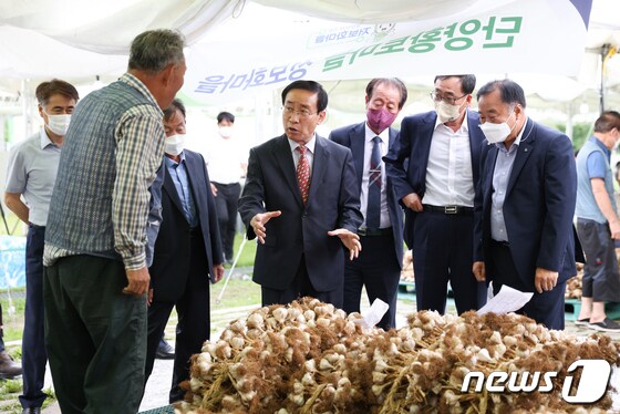 김문근 단양군수와 관계자들이 단양마늘축제 행사장에 마련되 부스를 찾아 농민들을 격려하고 있다.(단양군 제공)© 뉴스1