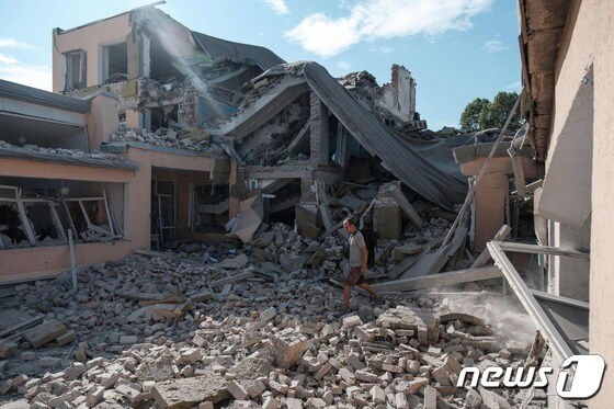 24일 (현지시간) 우크라이나 도네츠크의 바크무트에서 러시아 군의 포격을 받아 폐허가 된 학교의 모습이 보인다. © AFP=뉴스1 © News1 우동명 기자
