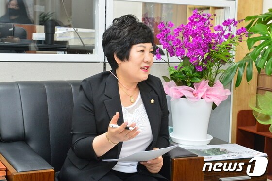 제천시의회 첫 여성 의장인 이정임 의장이 뉴스1과의 인터뷰에서 신뢰받는 의회를 강조했다.© 뉴스1