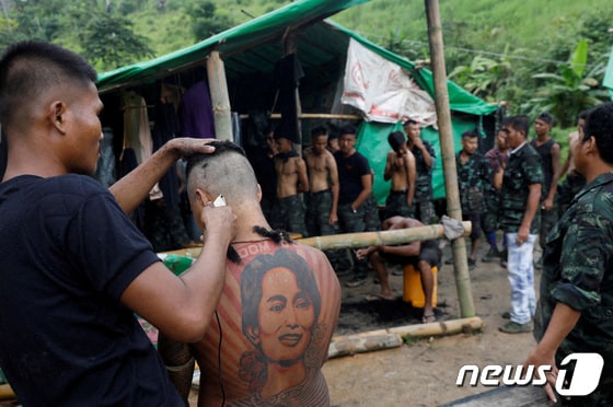 미얀마 카렌주 한 정글에서 시민방위군 소속의 34살 전직 피트니스 트레이너가 카렌족반군 점령지 안 훈련캠프에서 이발하고 있다. 2021.09.11. © 로이터=뉴스1 © News1