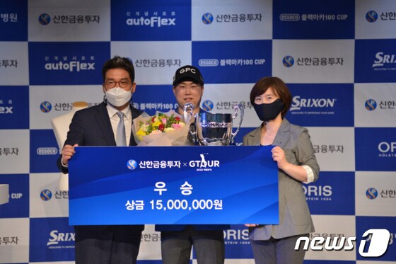 전북 군산출신 순범준(사진 가운데)이 신한금융투자배 GTOUR 우승을 차지했다.© 뉴스1