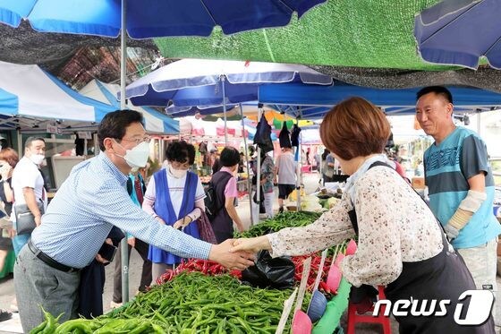 이상일 시장이 용인중앙시장에서 한 상인과 인사하고 있다.(용인시 제공) © News1  