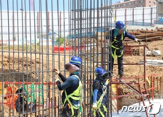 체감온도 31도에 이른 26일 부산 부산진구 한 공사장에서 노동자들이 일하고 있다.2022.7.26/© 뉴스1 노경민 기자