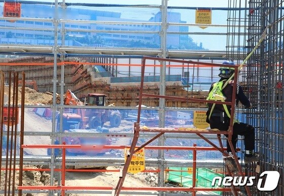 폭염주의보가 내려진 26일 오후 1시 부산 부산진구 한 공사장에 노동자가 일하고 있다.2022.7.26/© 뉴스1 노경민 기자