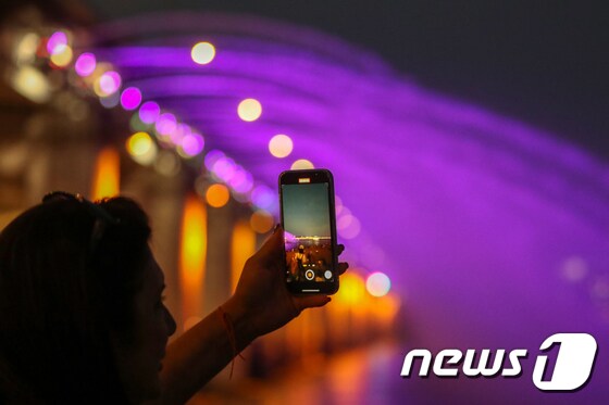 서울 서초구 반포한강공원에서 시민들이 반포대교 달빛무지개분수를 감상하고 있다. 2022.7.26/뉴스1 © News1 민경석 기자