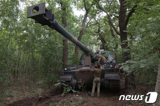 26일(현지시간) 우크라이나 도네츠크 전선에서 병사가 폴란드의 155mm 자주포에 오르고 있다. © AFP=뉴스1 © News1 우동명 기자