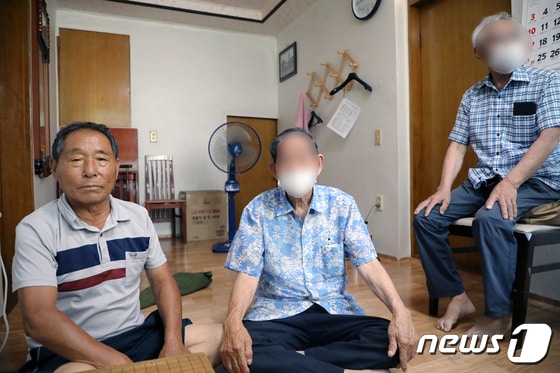 김씨와 함께 경로당에 모인 주민들이 그의 청력 수준을 설명하고 있는 모습. 2022.7.30/뉴스1 © 뉴스1