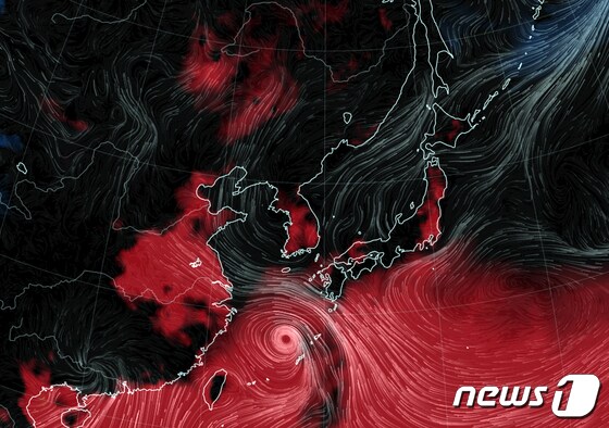 전국 대부분 지역에 폭염 주의보가 발효된 가운데 3일 서울의 낮 기온이 33도까지 오르는 등 더위가 절정에 달할 것으로 보인다. 제4호 태풍 에어리(AERE)가 북상하고 있다. 중심기압 994헥토파스칼(hPa)에 초속 19m의 강풍을 동반한 이 태풍은 3일 오전 4시 현재 일본 오키나와 북북서쪽 약 100km 부근 해상에서 시속 22km의 속도로 북상 중이다. 4일 오전 3쯤에는 서귀포시 남쪽 약 350km 부근 해상, 5일 오후 3시에는 서귀포시 동남동쪽 약 1790km 부근 해상까지 접근할 것으로 예상된다. 사진은 세계 기상 정보 비주얼 맵인 어스널스쿨로 확인한 이날 오전 8시 제4호 태풍 에어리(AERE)가 북상 모습과 한반도 주변이 불쾌지수로 붉게 표시되고 있다. (어스널스쿨 캡처)2022.7.3/뉴스1