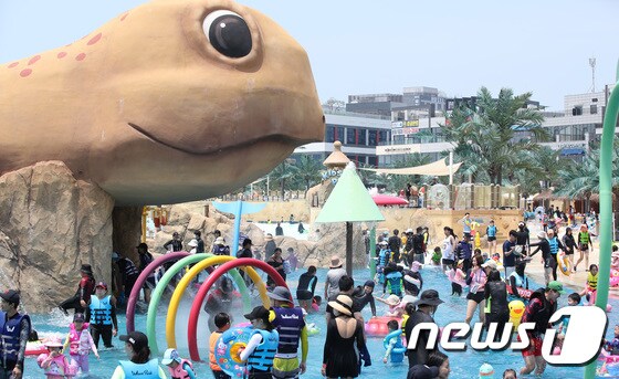 전국적으로 30도가 넘는 무더위가 이어진 3일 오후 경기도 시흥 웨이브파크를 찾은 시민들이 물놀이를 즐기며 더위를 식히고 있다. 2022.7.3/뉴스1 © News1 박지혜 기자