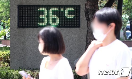 3일 서울의 대형마트 앞 전광판에 낮기온이 36도를 가리키고 있다. 기상청은 폭염 위기경보가 '경계' 단계로 격상된 것은 작년보다 18일 빠르다고 밝혔다. 2022.7.3/뉴스1 © News1 김진환 기자