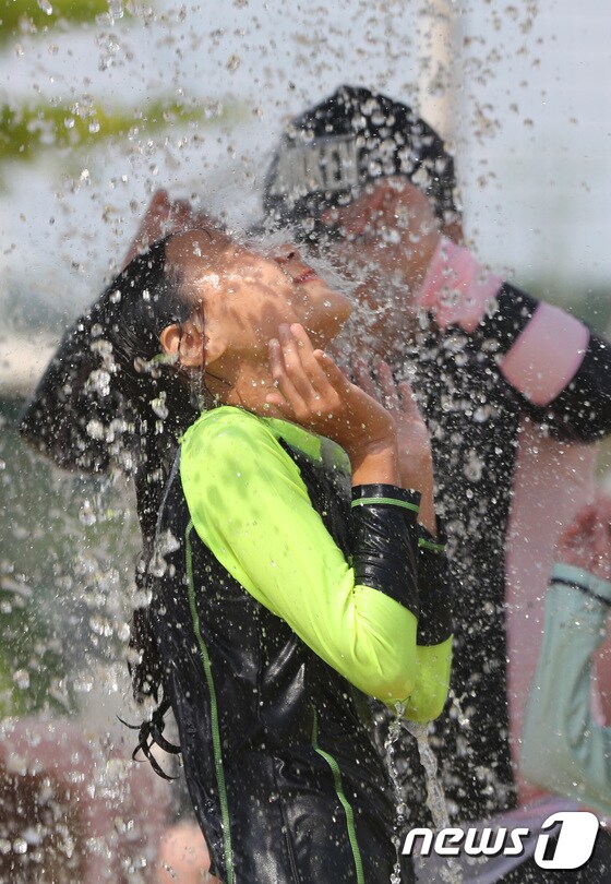 전국 대부분 지역에 폭염특보가 발효된 3일 오후 경기 화성시의 한 물놀이장에서 아이들이 더위를 식히며 물놀이를 하고 있다. 2022.7.3/뉴스1 © News1 김영운 기자