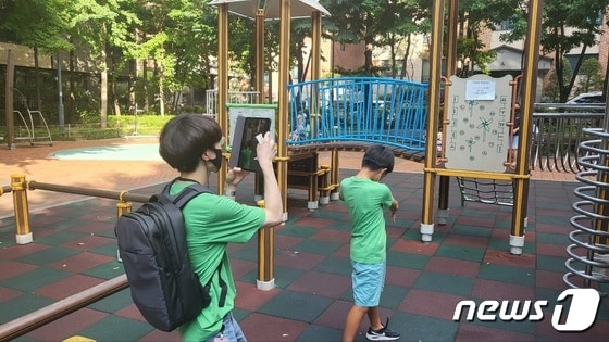 신사 은행나무 공원에서 아이패드 만화에 들어갈 사진을 찍는 모습. 2022.07.01. 오현주 기자 © 뉴스1