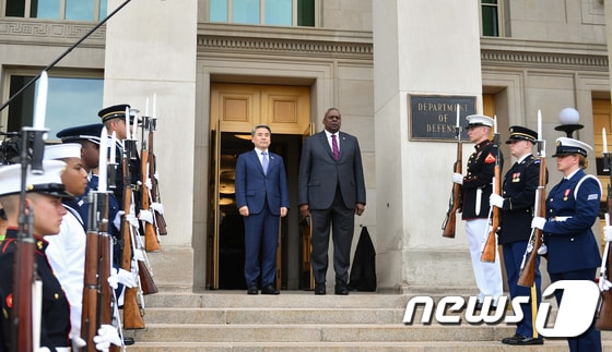 이종섭 국방부 장관(가운데 왼쪽)과 로이드 오스틴 미국 국방장관. (국방부 제공) 2022.7.30/뉴스1 © News1 신웅수 기자