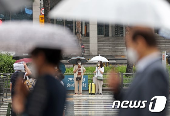 제5호 태풍 '송다'가 북상 중인 31일 서울역 앞에서 시민들이 우산을 쓴 채 걷고 있다. 2022.7.31/뉴스1 © News1 조태형 기자
