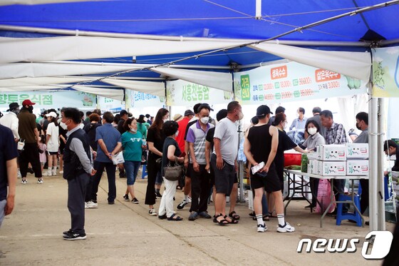2022년 강원 홍천강둔치주차장에서 열린 홍천찰옥수수축제에 참여한시민들.(홍천군 제공)© 뉴스1