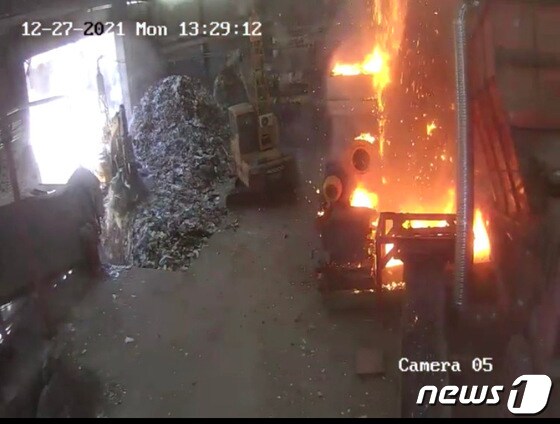 지난해 12월27일 김해의 한 폐기물재활용처리업체 화재 현장. (김해시 제공) © 뉴스1