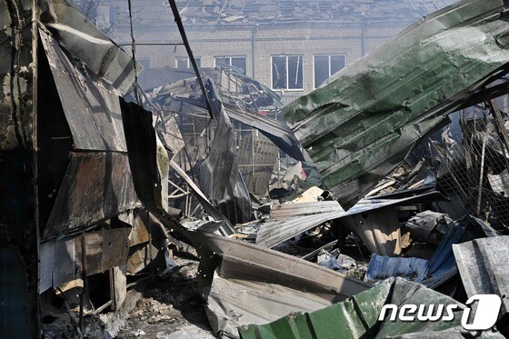 3일(현지시간) 우크라이나 도네츠크의 슬로비안스크에서 러시아 군의 로켓 공격을 받아 파괴된 상점의 모습이 보인다. © AFP=뉴스1 © News1 우동명 기자