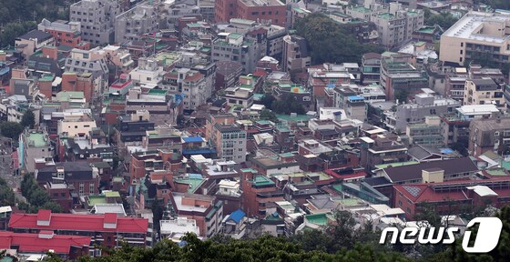  서울 남산에서 바라본 빌라촌의 모습. 2022.7.4/뉴스1 © News1 김진환 기자