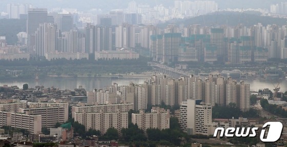  서울 남산에서 바라본 아파트 단지의 모습. 2022.7.4/뉴스1 © News1 김진환 기자