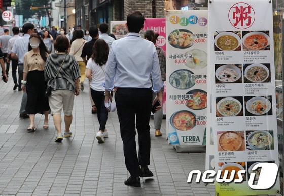 4일 서울 명동의 식당가에 메뉴와 가격표가 안내되어 있다.  2022.7.4/뉴스1 © News1