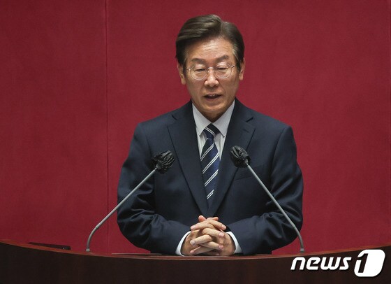 이재명 더불어민주당 의원이 지난 4일 오후 서울 여의도 국회에서 열린 제398회 국회(임시회) 제1차 본회의에서 인사말을 하고 있다. (공동취재) 2022.7.4/뉴스1 © News1 이재명 기자