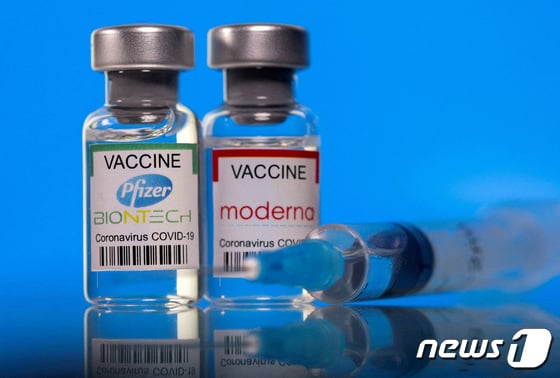 화이자와 모더나는 세계 최초의 코로나19 추가접종용 개량 백신을 개발, FDA 승인을 신청했다. © 로이터=뉴스1