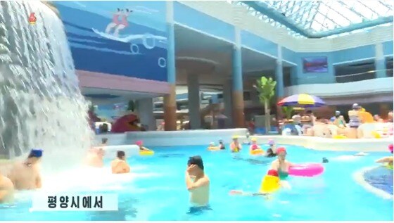 북한 평양의 낮 최고기온이 34도까지 올라간 5일 문수물놀이장이 이용객들로 북적이고 있다. (조선중앙TV) © 뉴스1