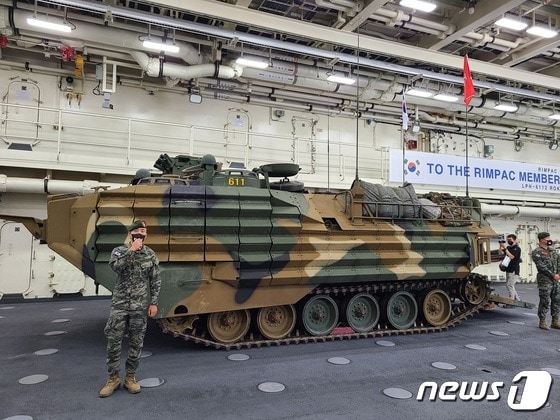 해군 대형 수송함 '마라도함'에 실려 있는 한국형 상륙돌격장갑차(KAAV). © 뉴스1