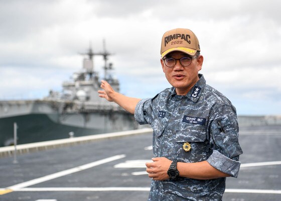 2022 림팩에서 원정강습단장을 맡은 안상민 해군 소장이 지휘함인 미군 ''에섹스'함을 가리키며 원정강습단 작전을 설명하고 있다. © 뉴스1