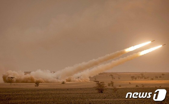 모로코 남동부에서 발사된 미국의 고속기동포병로켓시스템(HIMARS·하이마스) © AFP=뉴스1 © News1 김예슬 기자