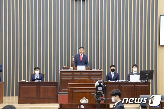 제11대 춘천시의회 전반기 의장으로 선출된 김진호 의장이 7일 의원들 앞에서 소감을 밝히고 있다.(독자 제공)© 뉴스1