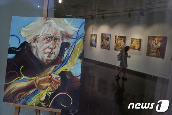 우크라이나 수도 키이우 한 갤러리에 전시 중인 보리스 존슨 영국 총리 자화상. 2022. 7. 6. © 로이터=뉴스1 © News1 최서윤 기자
