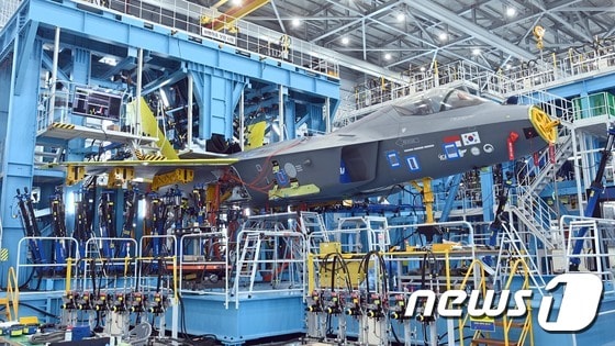 한국항공우주산업이 국산 전투기 KF-21 1호기를 생산완료하고 지상테스트를 시작한 지난 6일 KF-21 구조시험동에서 하중보정․구조시험을 하고 있다. 2022.7.8/뉴스1 © News1 사진공동취재단