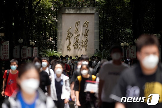 중국 상하이에서 코로나바이러스 발병으로 연기됐던 연례 '가오카오' 대학 입학 시험이 진행됐다. © 로이터=뉴스1 © News1 이서영 기자