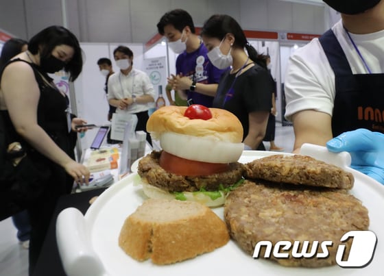 대체육으로 만든 햄버거. (사진은 기사 내용과 무관함) / 뉴스1