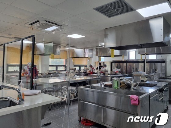 탈북민들이 직업교육관 요리실습실에서 실습을 하고 있다. © 뉴스1