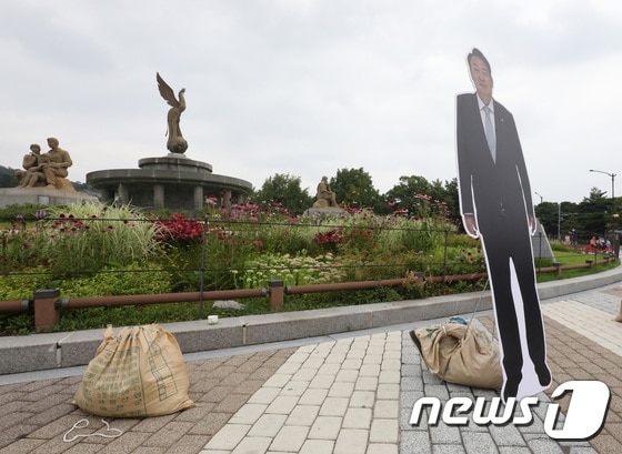 8일 오후 서울 종로구 청와대 분수대 앞 윤석열 대통령과 김건희 여사의 등신대가 있던 자리에 모래 주머니만 남아 있다. 신자유연대 관계자는 