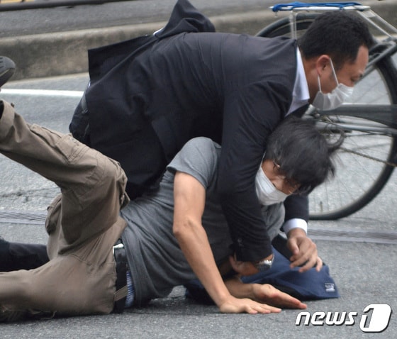 8일 (현지시간) 일본 나라에서 참의원 선거 유세를 하는 아베 신조 전 총리를 총기로 저격한 해상 자위대원 출신의 용의자가 체포되고 있다. © 로이터=뉴스1 © News1 우동명 기자