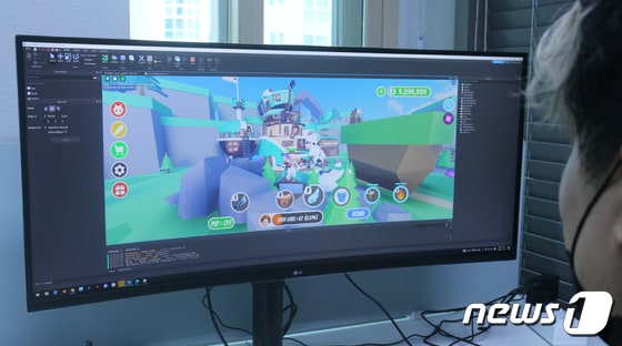 메타버스 플랫폼 '로블록스'로 게임을 직접 제작하는 장면. 2022.7.8/뉴스1 © News1 김근욱 기자