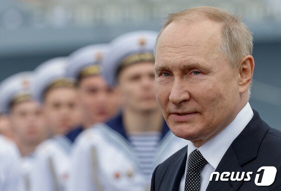 31일(현지시간) 상트페테르부르크에서 열린 러시아 해군의 날 행사에 블라디미르 푸틴 러시아 대통령이 참석하고 있다. © 로이터=뉴스1 © News1 김예원 기자