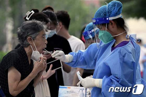 1일(현지시간) 중국 베이징에서 한 여성이 코로나19 검사를 받고 있다. © AFP=뉴스1 © News1 김예원 기자