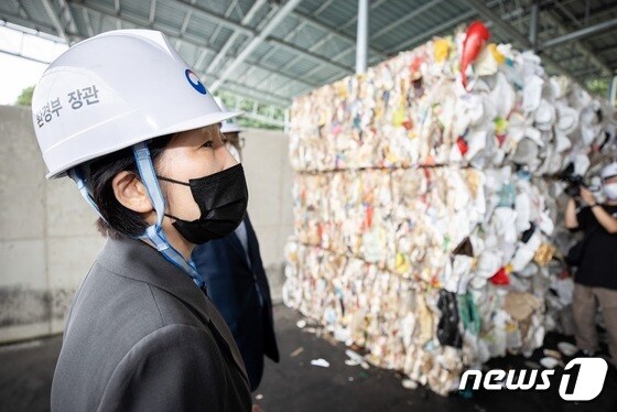 한화진 환경부 장관이 천안시 재활용 선별장을 둘러 보고 있다. (사진제공=환경부) © 뉴스1