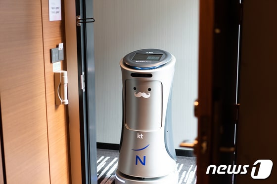 노보텔 앰배서더 서울 동대문 호텔에서 KT AI 호텔 로봇이 운영되고 있는 모습. © News1 이기범 기자