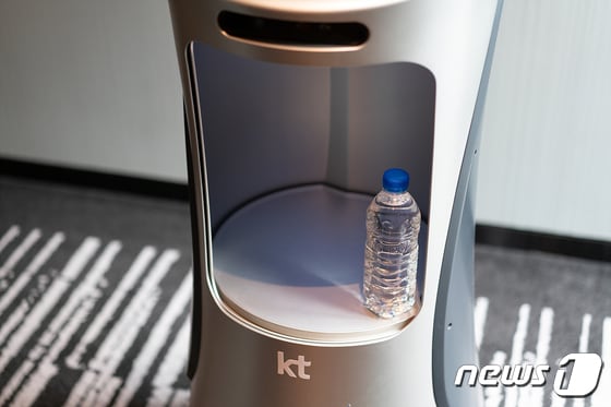 KT 호텔 로봇이 객실 앞으로 생수 한 병을 배달해줬다. © News1 이기범 기자