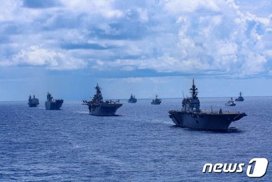 지난달 28일 태평양 연안 해상을 항해하는 미 해군 선박. 미 해군이 8일 로이터에 제공. 2022. 8. 8. © AFP=뉴스1 © News1 최서윤 기자