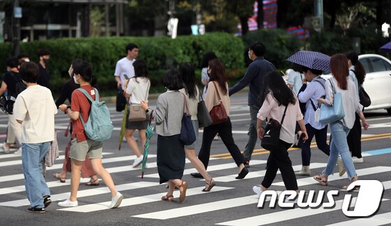 서울 광화문 사거리에서 네거리에서 출근길 시민들이 발걸음을 옮기고 있다. /뉴스1 © News1 황기선 기자