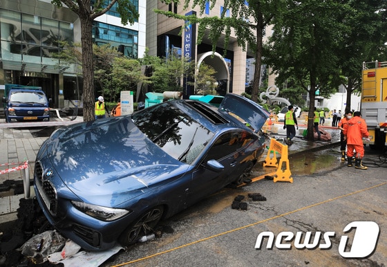 10일 오전 서울 서초구 진흥아파트 사거리 일대에 침수된 차량이 방치된 채 세워져 있다. 2022.8.10/뉴스1 © News1 구윤성 기자